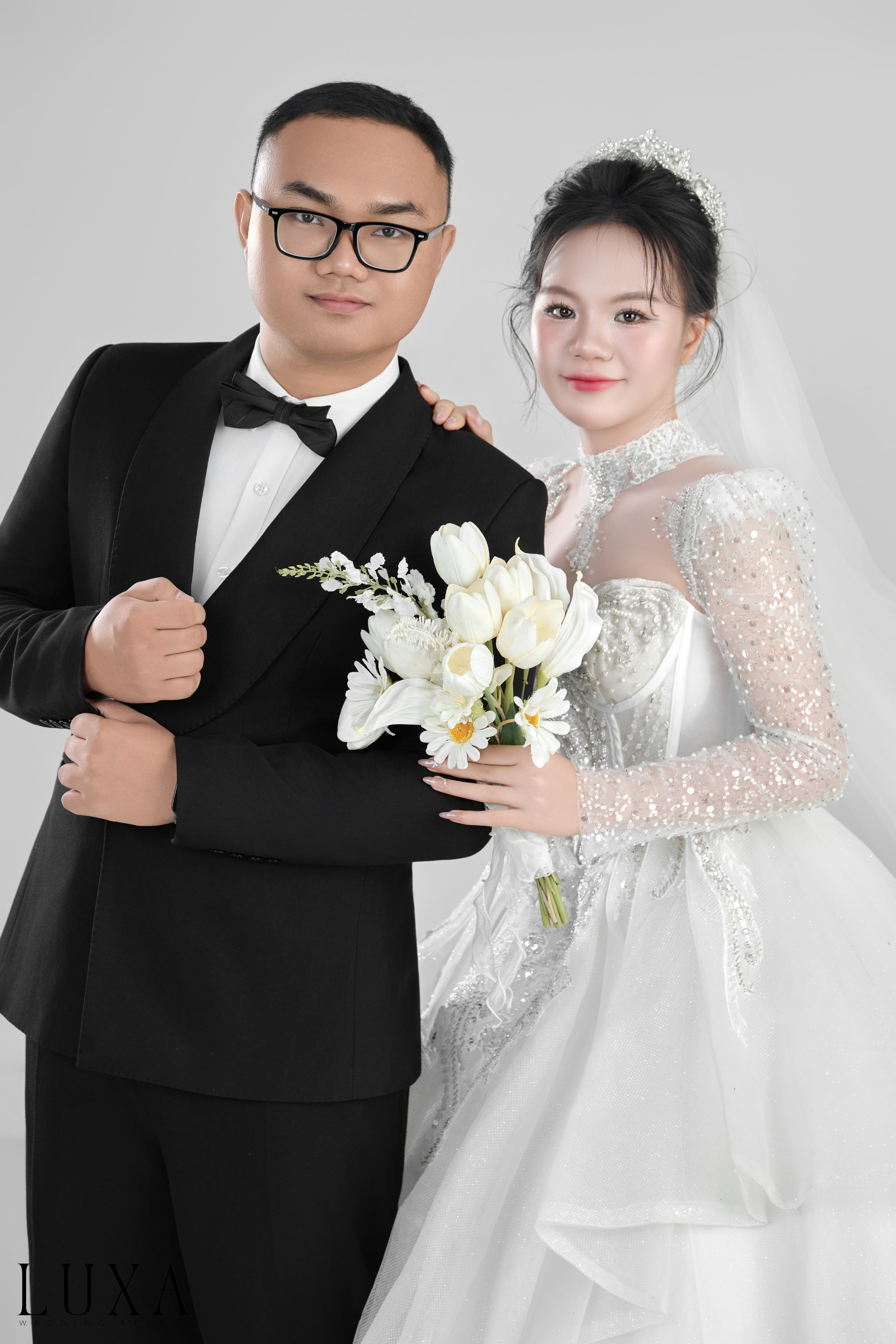 Anh và Em thật thanh lịch, sang trọng trong trang phục cưới trắng tinh khôi!