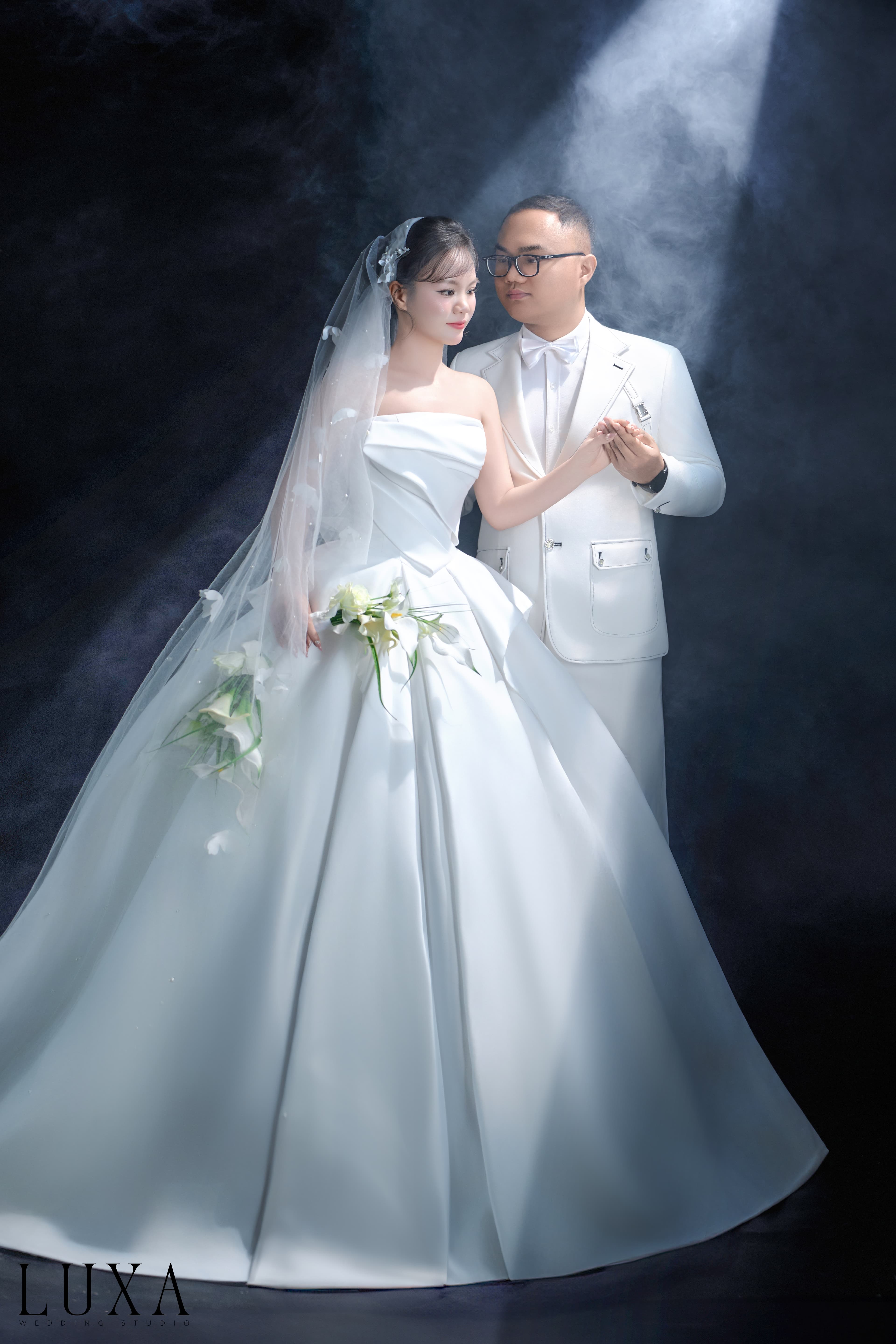 Ảnh cưới toàn thân siêu lãng mạn của đôi uyên ương trong bộ trắng!