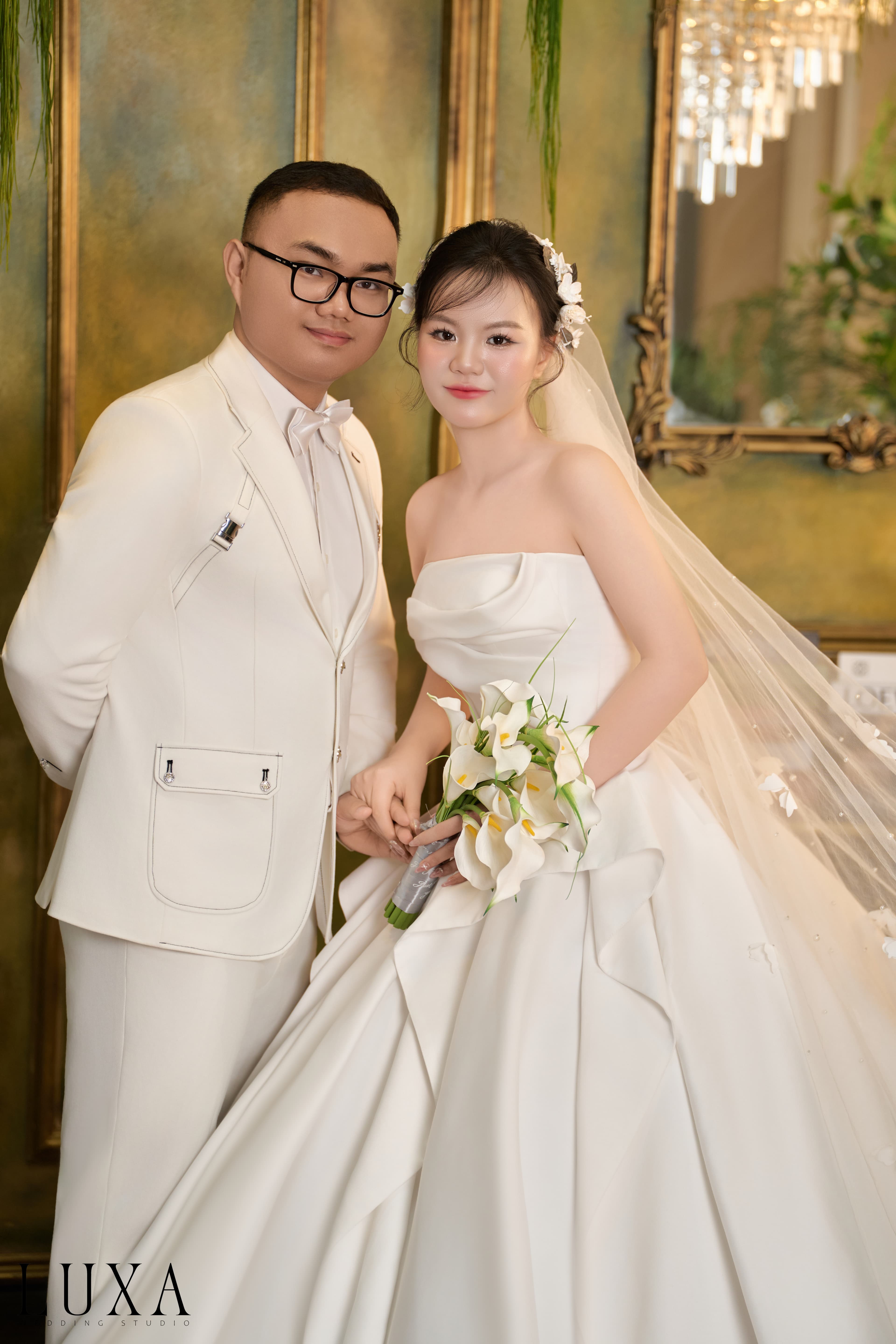 Em ngồi duyên dáng, Anh đứng kề bên trong trang phục cưới trắng tinh khôi!