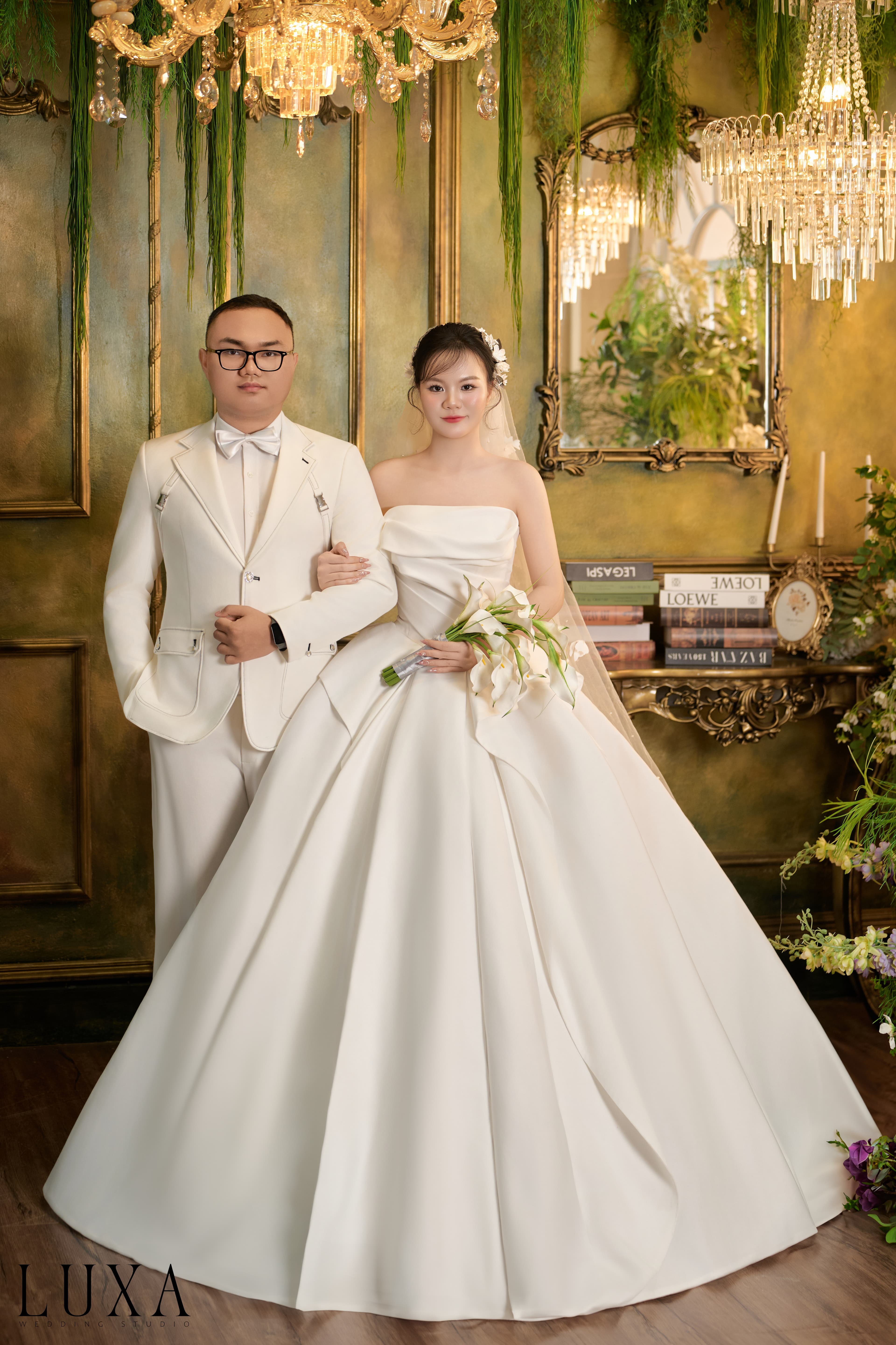 Khoảnh khắc cận cảnh tình tứ của Anh vest đen, Em váy trắng!