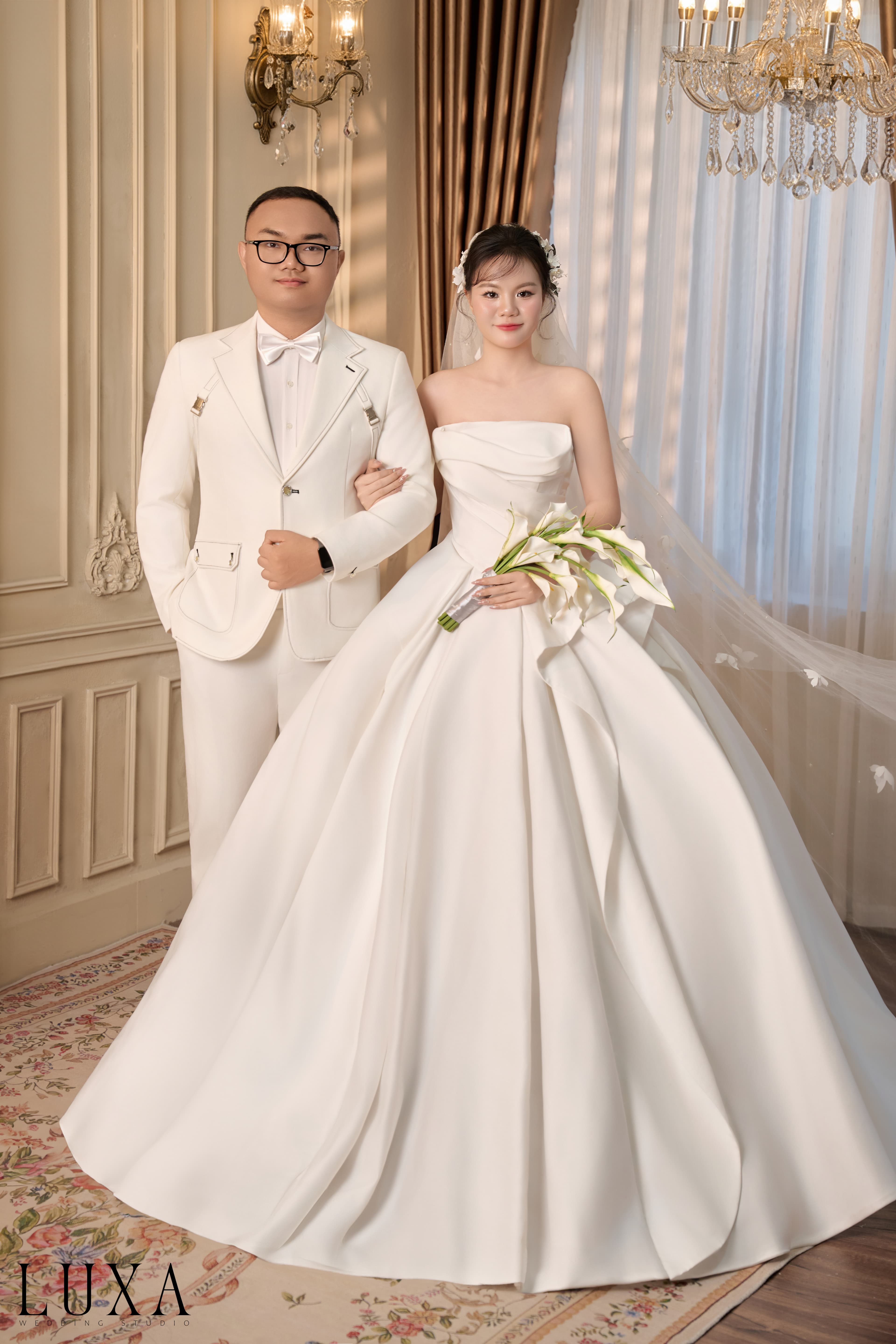 Cặp đôi say đắm trong váy cưới trắng và vest trắng đầy tình cảm!