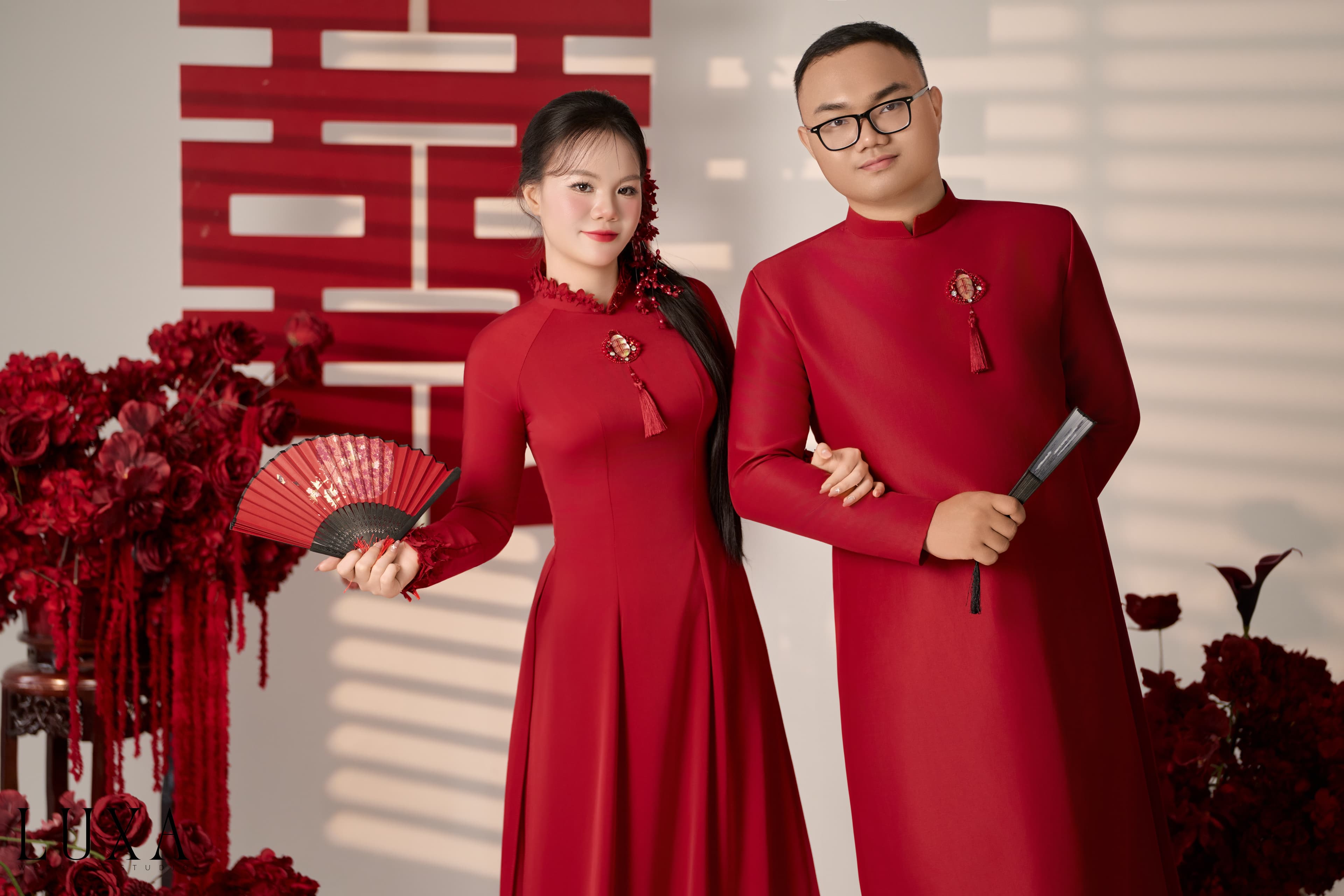 Cô dâu chú rể với nụ cười hạnh phúc, áo dài đỏ thắm tình!